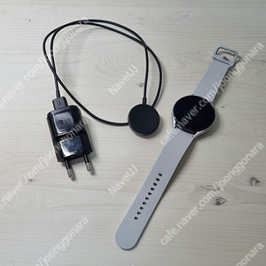 상태 좋은 갤럭시 워치4 44mm 실버 색상 판매합니다