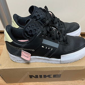 나이키 에어포스1 로우 타입 블랙 핑크틴트 사이즈 275 Nike Air Force 1 Type Black 팔아요