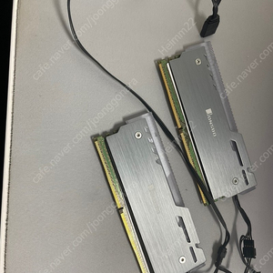 삼성 램 ddr4 3200 32기가(16Gbx2) 방열판포함 판매합니다.