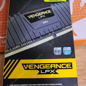 CORSAIR DDR4-3200 CL16 VENGEANCE LPX BLACK 16GB*2개 팝니다.