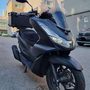 (가격내림)pcx125 abs 블랙 2022년식 pcx 신차급 340km 판매합니다. 튜닝장비와 함께 정리합니다.pcx