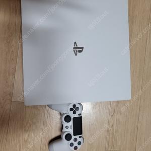 PS4 PRO 7117B 회이트 판매합니다.