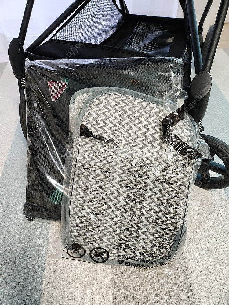 싸이벡스 미오스 올블랙 절충형 유모차--5