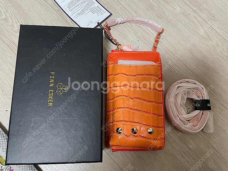 핀에스커 소가죽 폰백 미사용 새것--0