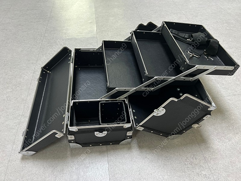 미사용한 3단 메이크업박스 피부샵 뷰티 네일재료가방등 수납 이동식가방 팝니다.--5