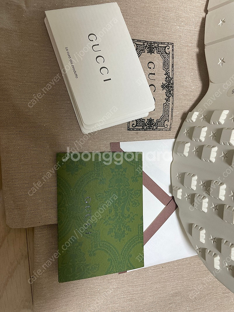 구찌 띠로고 라이톤 스니커즈 화이트 250--1
