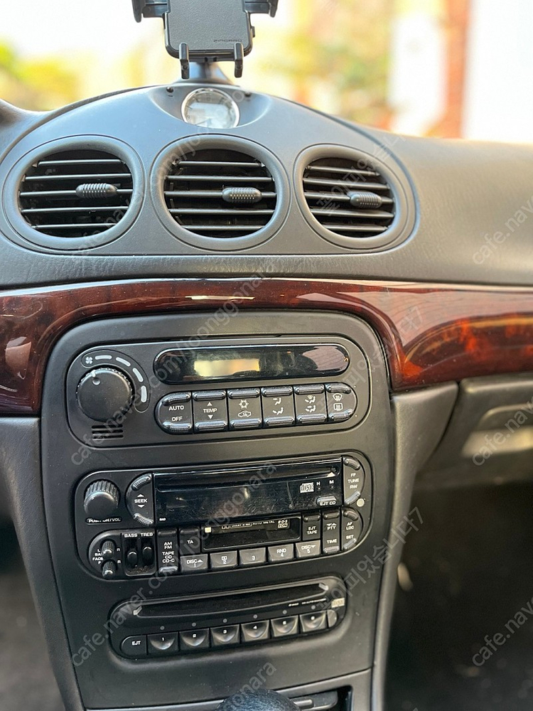 국내에 단 한 대 뿐인 크라이슬러 300M 이미지