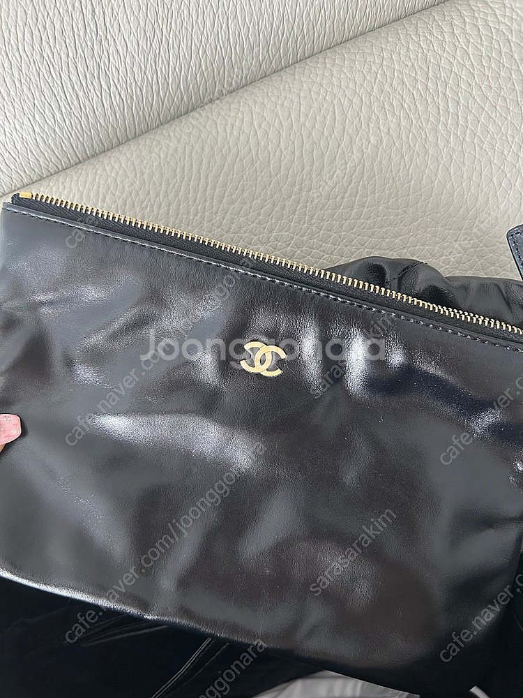 샤넬 22백 블랙 유광 새상품--1