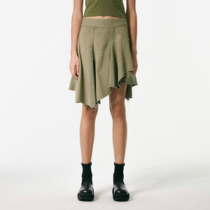 더오픈프로덕트 ASSYMETRIC PLEATED SKIRTS (KHAKI) 1SIZE 새상품 판매합니다