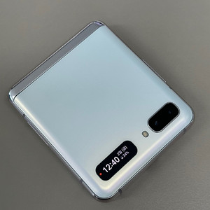 갤럭시 Z플립2 화이트색상 256기가 찎힘없이 깔끔한폰 22만에 판매합니다
