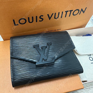 Louis Vuitton Grenelle compact wallet (M69218)