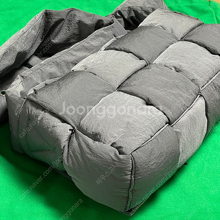 보테가베네타 패디드 패딩테크 카세트백 /선더--0