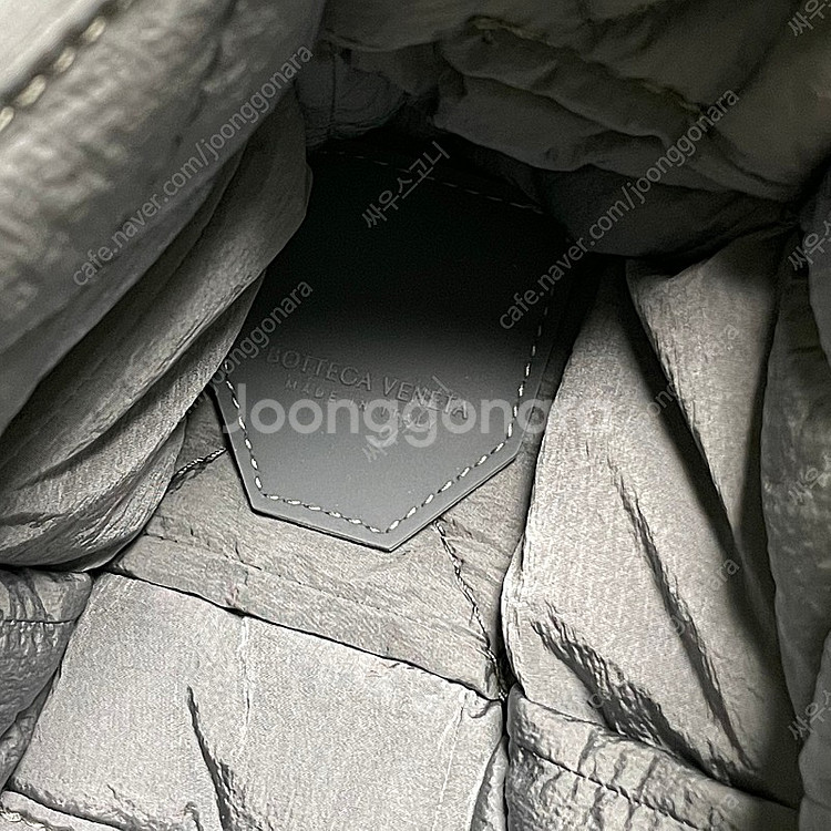 보테가베네타 패디드 패딩테크 카세트백 /선더--4