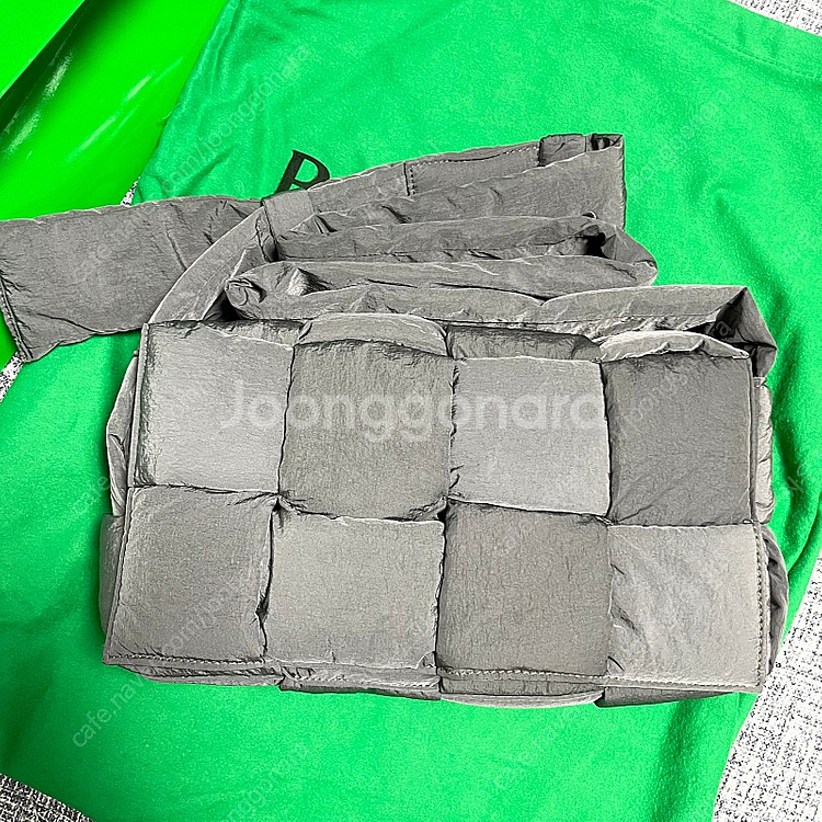 보테가베네타 패디드 패딩테크 카세트백 /선더--6