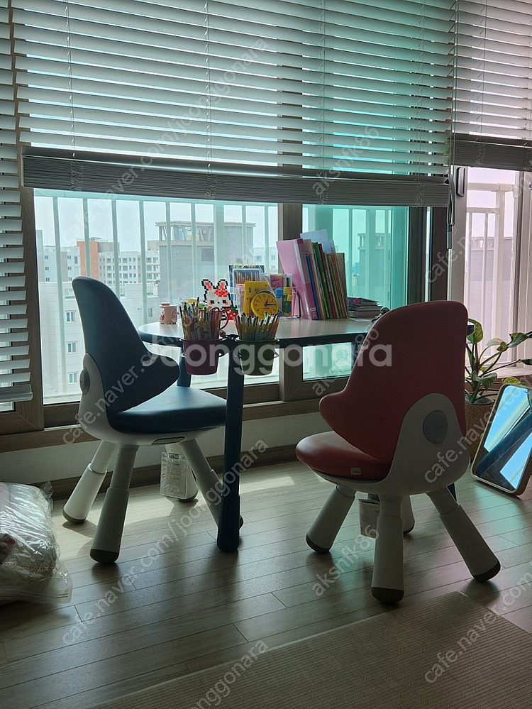 일룸 그로잉땅콩책상+윙키즈의자2개--1