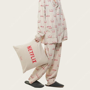 IAB STUDIO X NETFLIX PAJAMA CUSHION COVER SET OATMEAL (IAB 넷플릭스 콜라보 파자마/잠옷)