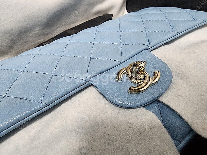 [새상품] 샤넬 클래식 미듐 하늘색 은장--1