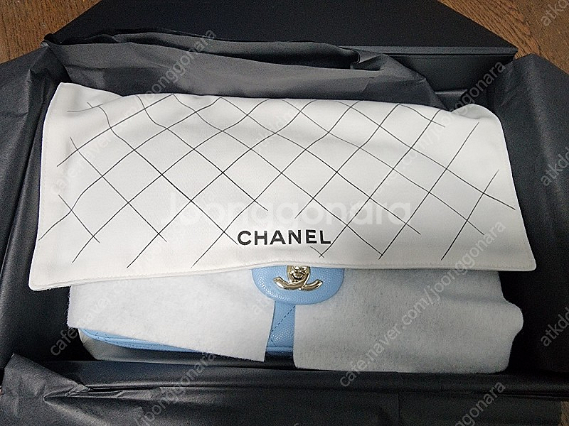 [새상품] 샤넬 클래식 미듐 하늘색 은장--2