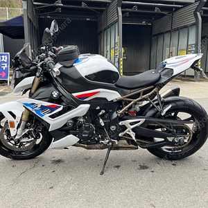 BMW 신형 s1000r m패키지 팝니다.