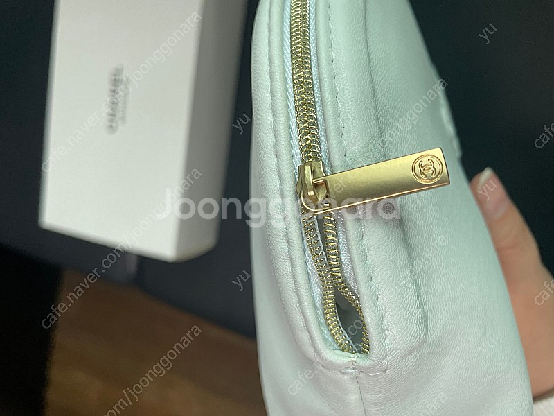 샤넬 스킨케어 반달 파우치 미사용 새제품 판매합니다!--1