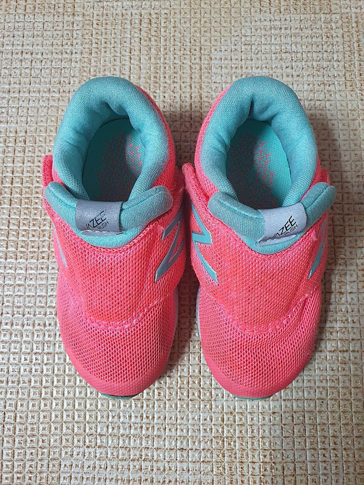 가격내림- 뉴발란스 Vazee rush 키즈 러닝 운동화 135사이즈 이미지