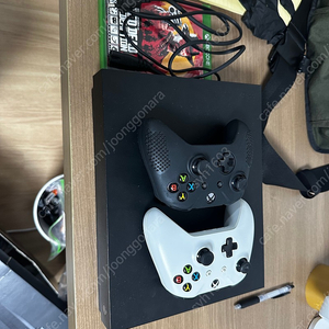 xbox one x 컨트롤러 두개 판매합니다.