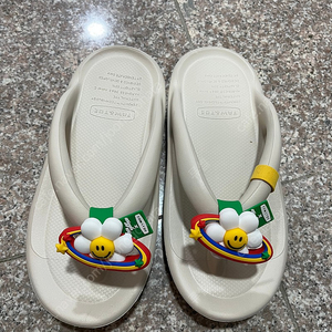 토앤토 위글위글 플립플랍 240 사이즈 팝니다