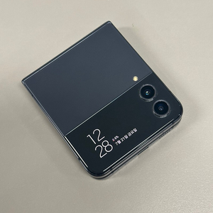 갤럭시 Z플립4 블랙색상 256기가 터치정상 잘펴지는가성비폰 35만에 판매합니다