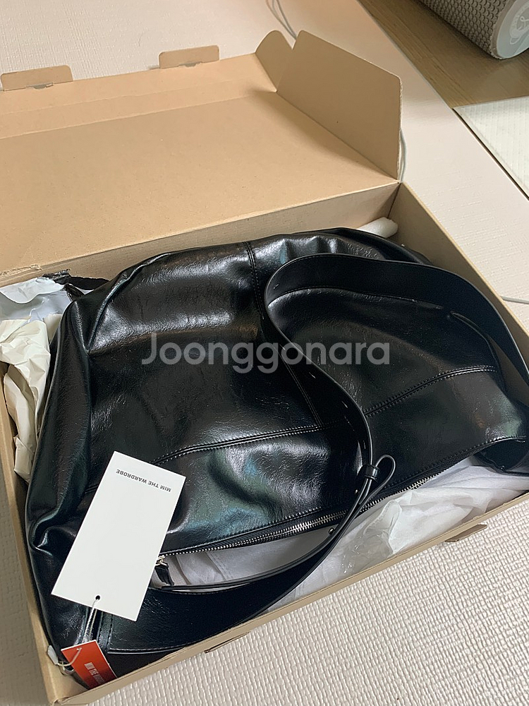 밈더워드로브 크랙 레더 메신저백 새상품 팝니다--0