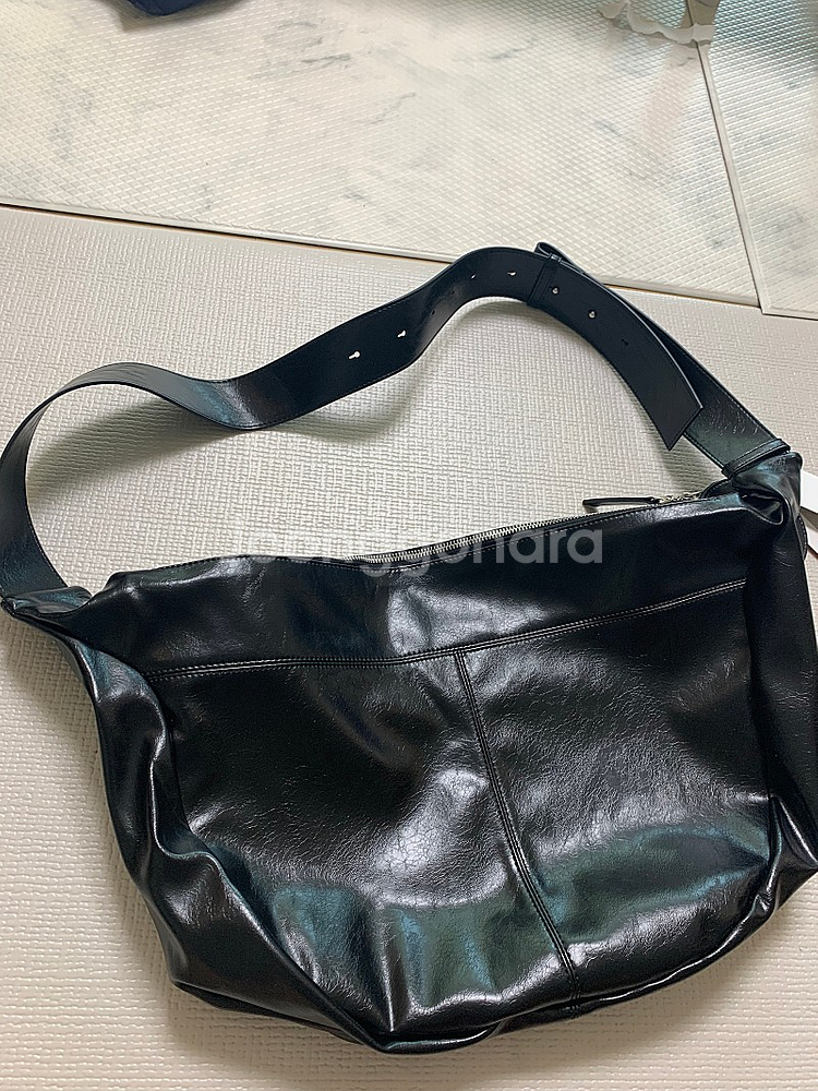 밈더워드로브 크랙 레더 메신저백 새상품 팝니다--1