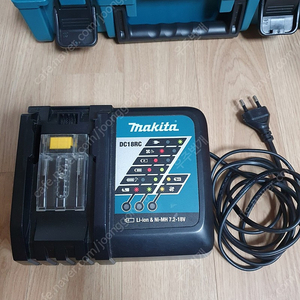 마끼다 충전기, 케이스