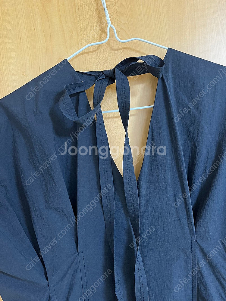 더캐시미어 브이넥 스트랩 플레어 드레스--6