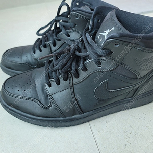 Jordan 1 Retro Mid Black 2017 (사이즈 255)