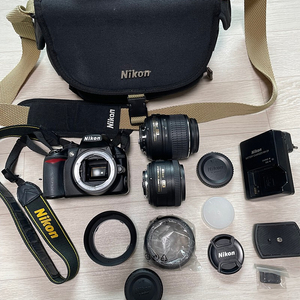 니콘 D3100 + 18-55mm 번들렌즈 + 35mm 렌즈 + 배터리 및 충전기 + 카메라가방 + 기타 부품