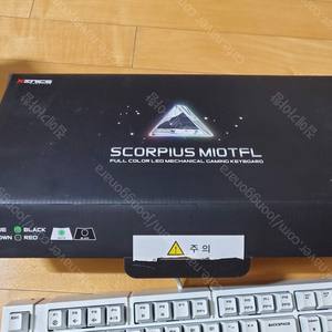 SCORPIUS M10TFL white 흑축 텐키리스 키보드 팝니다.