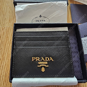 [미착용]프라다 사피아노 메탈 로고 카드지갑(정품)