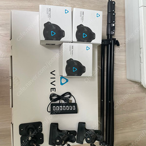 [개봉 새제품] Vive pro full kit + 트래커 3개 + 베이스 스테이션 거치대 1개 + usb hub 1개 + 기타악세사리 팝니다. 바이브 프로