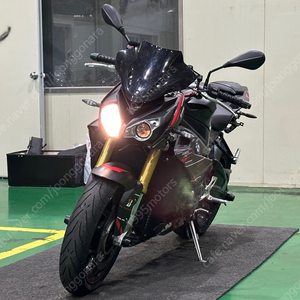 [판매] BMW S1000R 2021년식 짧은키로수 풀옵션차량 최저가로 판매합니다.