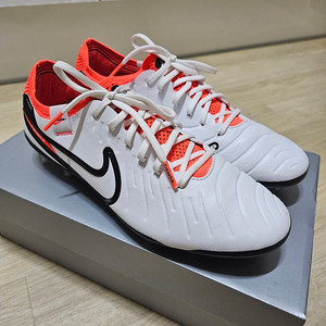 나이키 최상급 축구화 티엠포 레전드10 엘리트 AG 260사이즈