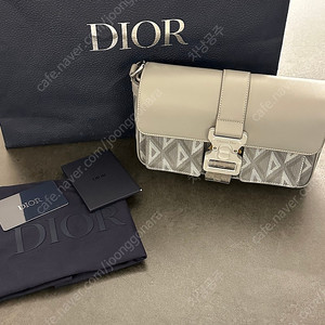 DIOR HIT THE ROAD 메신저백