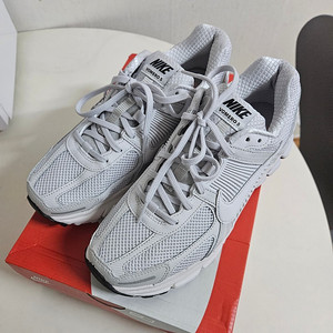 나이키 운동화 줌 보메로5 바스트 그레이 260사이즈