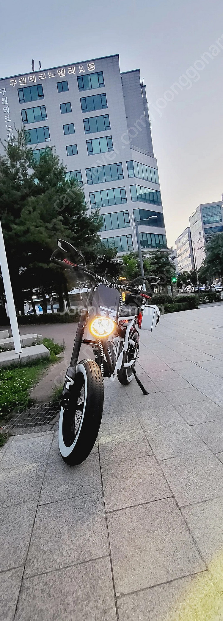 국산 전기자전거 BR3 스크램블러 화이트 에디션--5