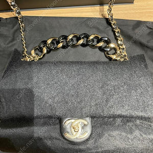 샤넬 클래식 라인 시즌백 팝니다