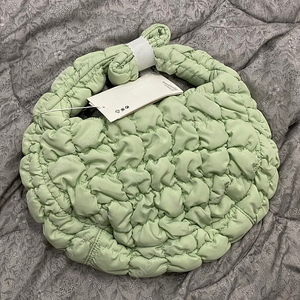 COS 퀼티드백 미니 멜론색 미개봉 새제품 (팝업 한정, 말차아님) 구름백