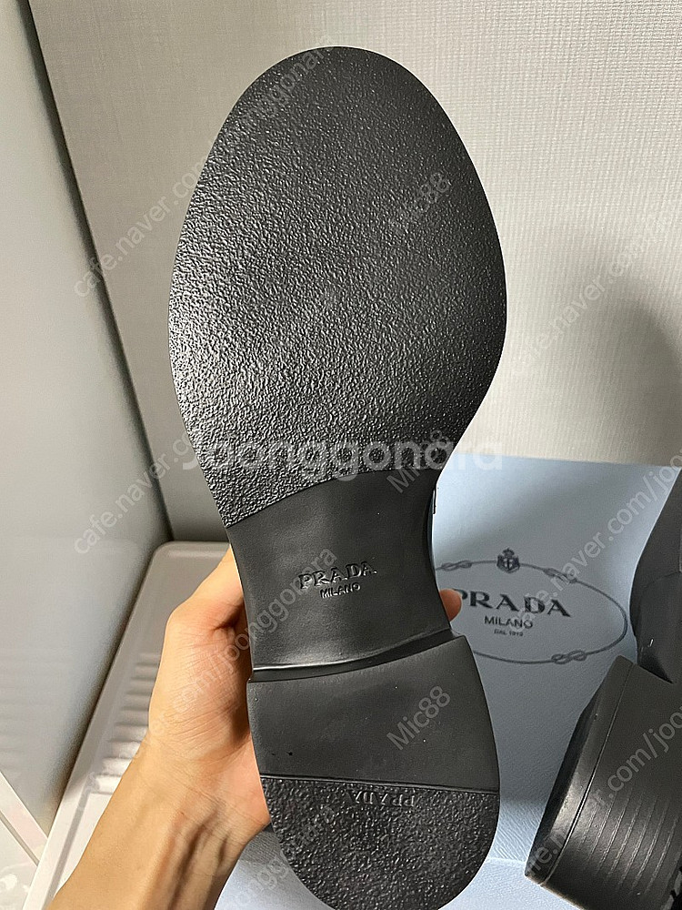 프라다 초콜릿 브러쉬드 로퍼--1