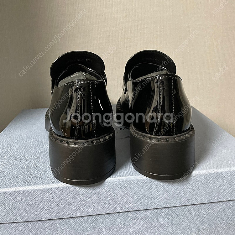 프라다 초콜릿 브러쉬드 로퍼--3