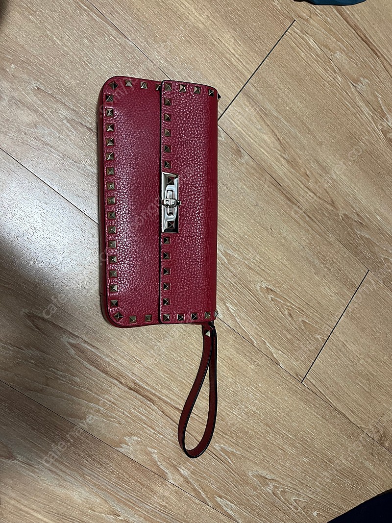 정품 발렌티노 락스터드 스트랩 클러치