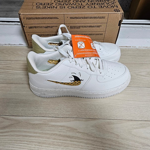 NEW NIKE AIR FORCE 1 LV8 (GS) 6.5Y/8 WMNS UNIVERSITY GOLD/BLACK-WHITE  DQ7779-700