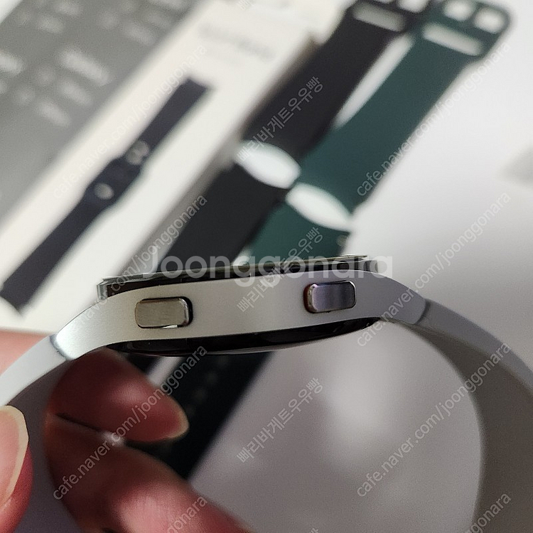 갤럭시워치4 실버 44mm 블루투스 + 스트랩5종 + 세리프tv충전기 풀박스--1