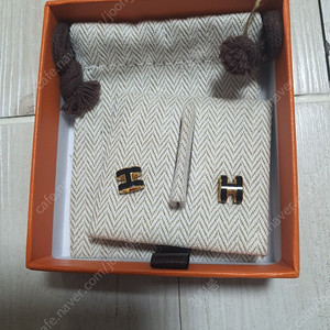 에르메스 팝아슈 귀걸이 블랙골드 미니